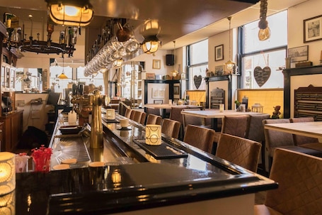 Se sirven almuerzos y cenas, cocina local