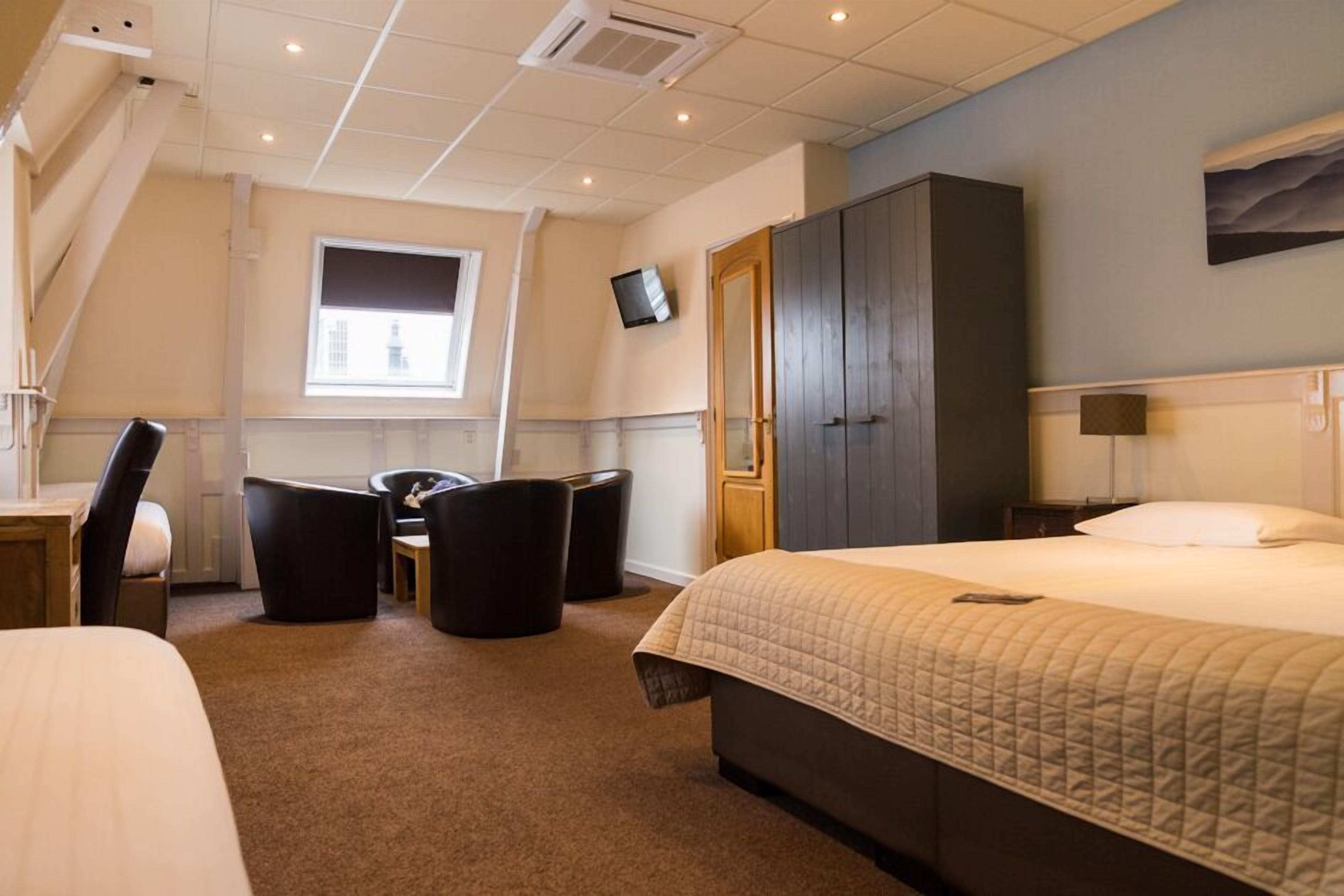 Habitación cuádruple | Caja de seguridad en la habitación, escritorio, insonorización y cunas 