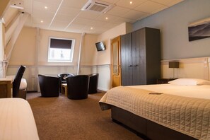 Caja de seguridad en la habitación y escritorio