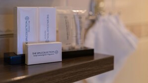 A wooden shelf with boxes of The Spa Collection soap lemongrass fragrance. - De Gulden Leeuw (Workum)