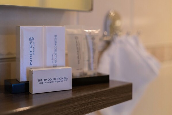 A wooden shelf with boxes of The Spa Collection soap lemongrass fragrance. - De Gulden Leeuw (Workum)