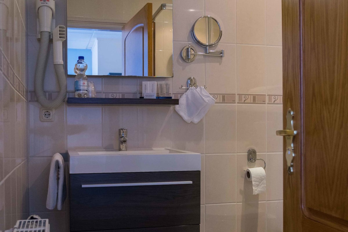 twin room | bathroom | shower, free toiletries, hair dryer, towels