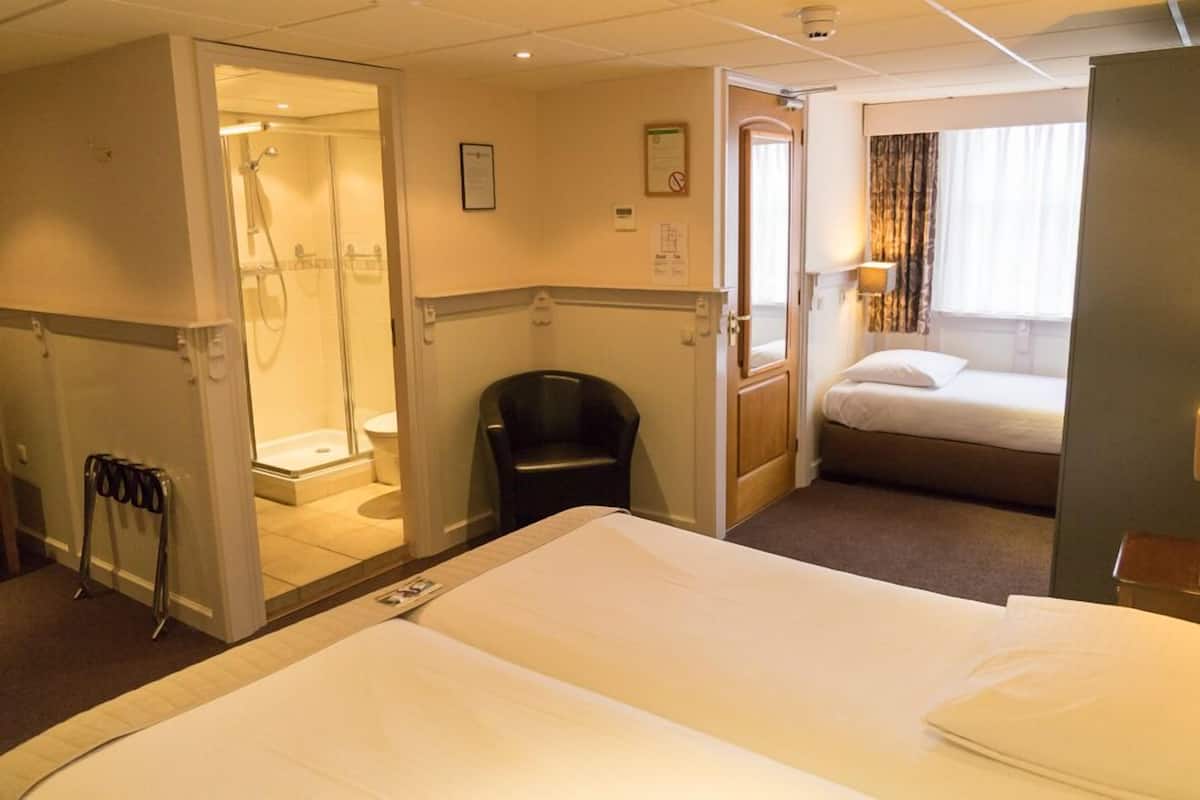 triple room | in-room safe, desk, soundproofing, cots/infant beds