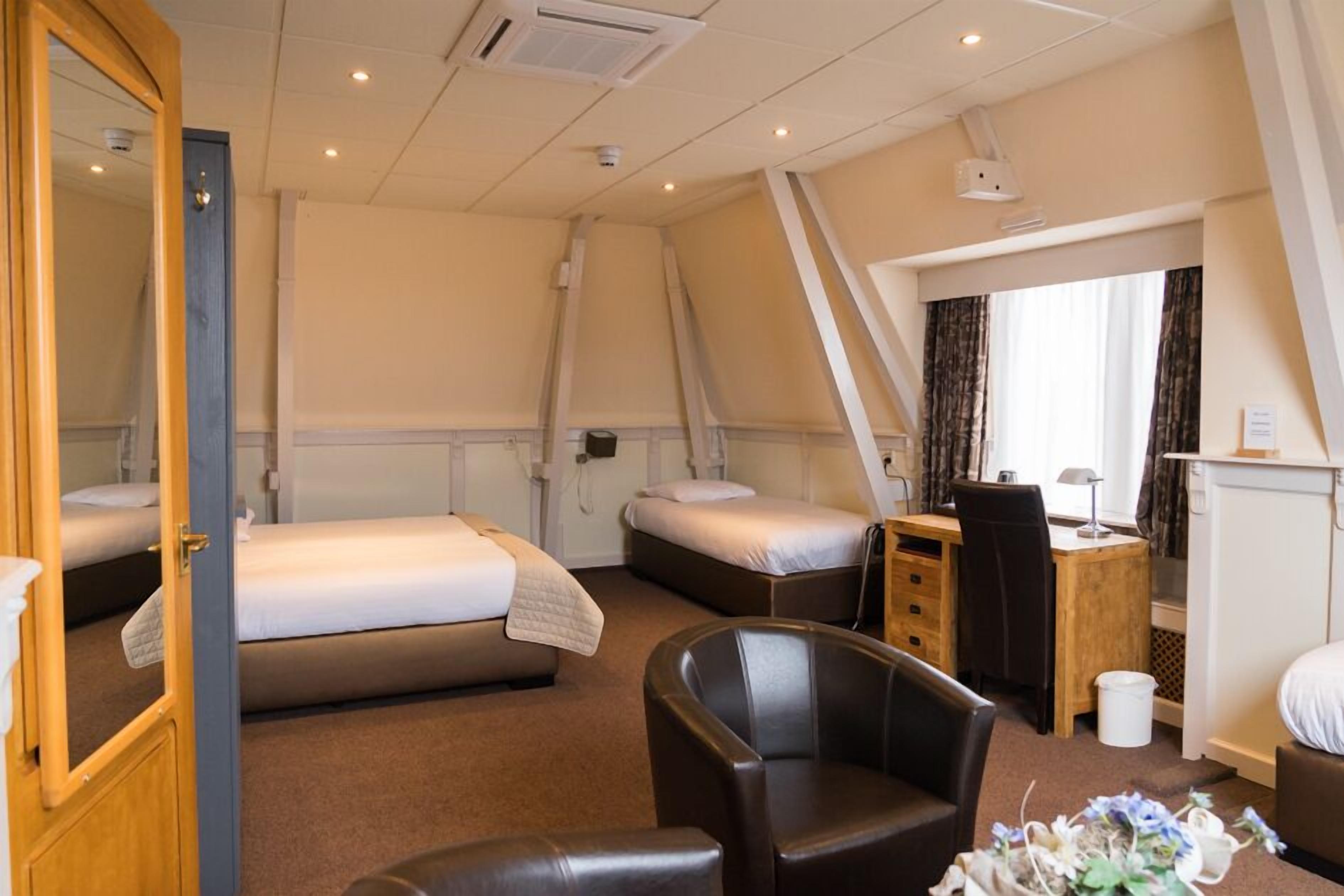 quadruple room | in-room safe, desk, soundproofing, cots/infant beds