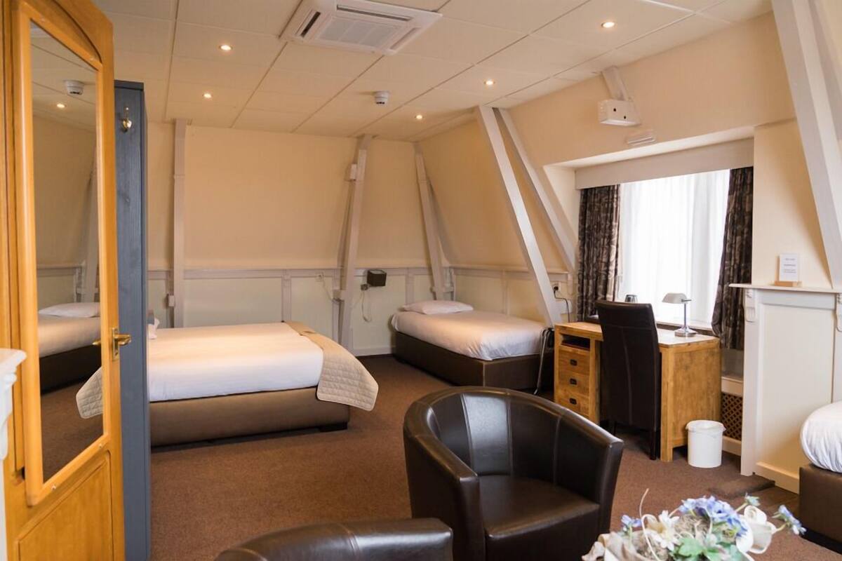 quadruple room | in-room safe, desk, soundproofing, cots/infant beds