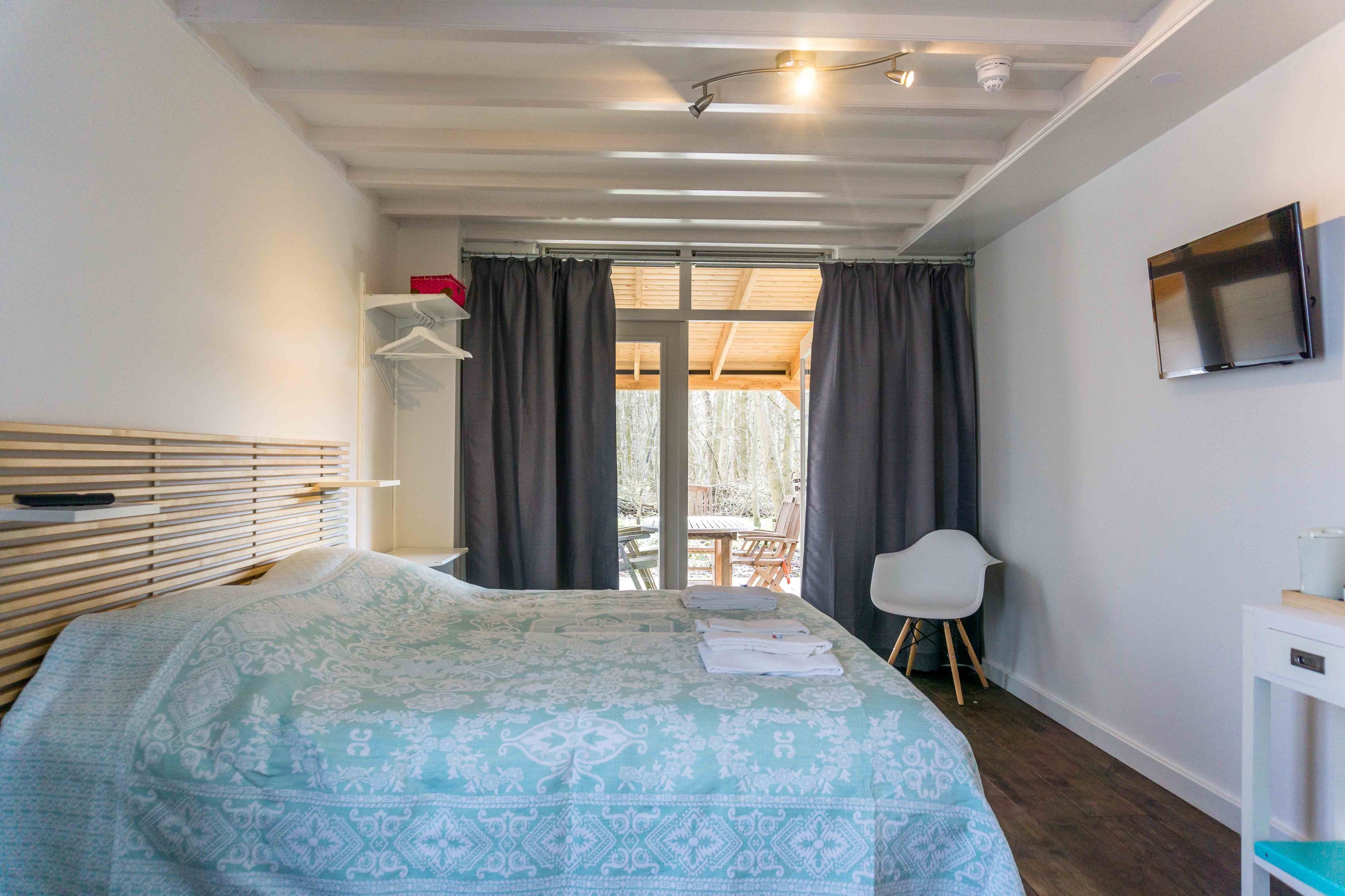 Deluxe-Doppelzimmer, Terrasse | Babybetten, Zustellbetten, kostenloses WLAN, Bettwäsche