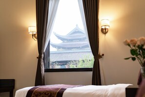 Minibar, in-room safe, desk, free WiFi - Bai Dinh Hotel (Gia Vien)