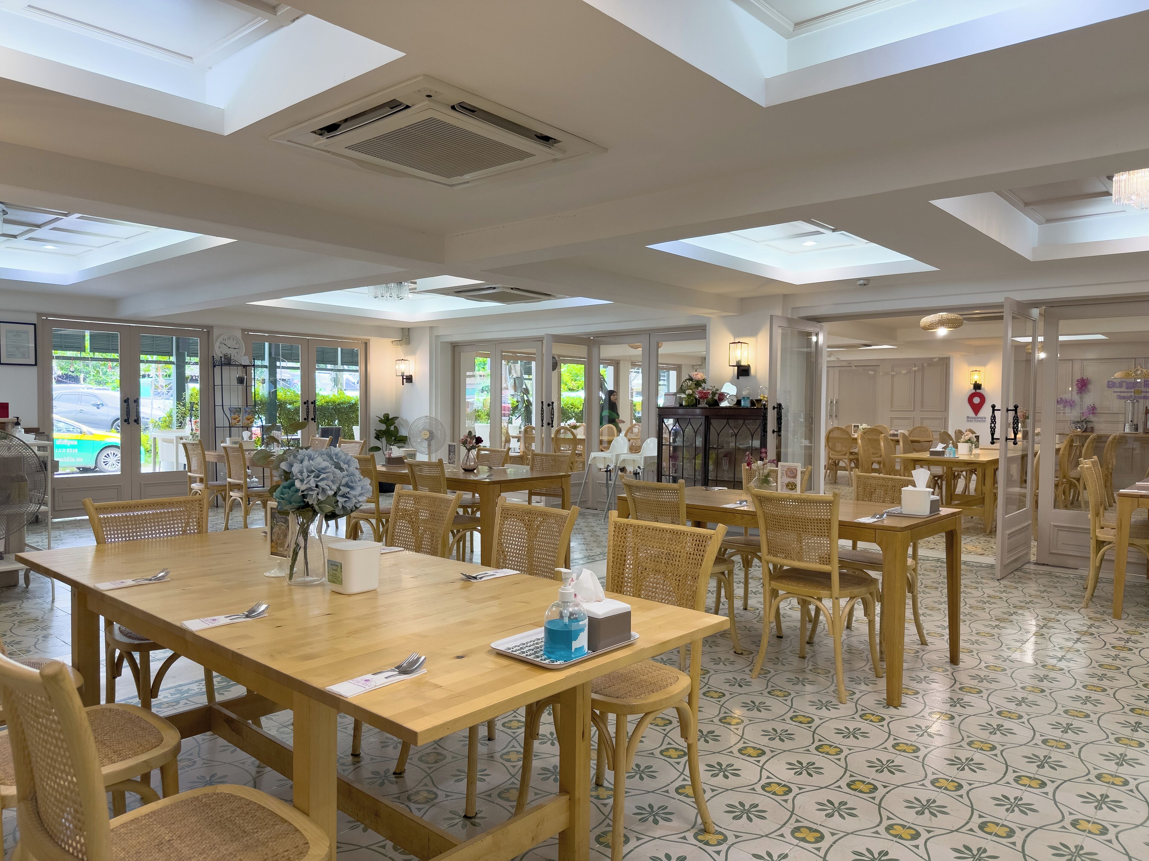 breakfast, lunch, dinner served; thai cuisine