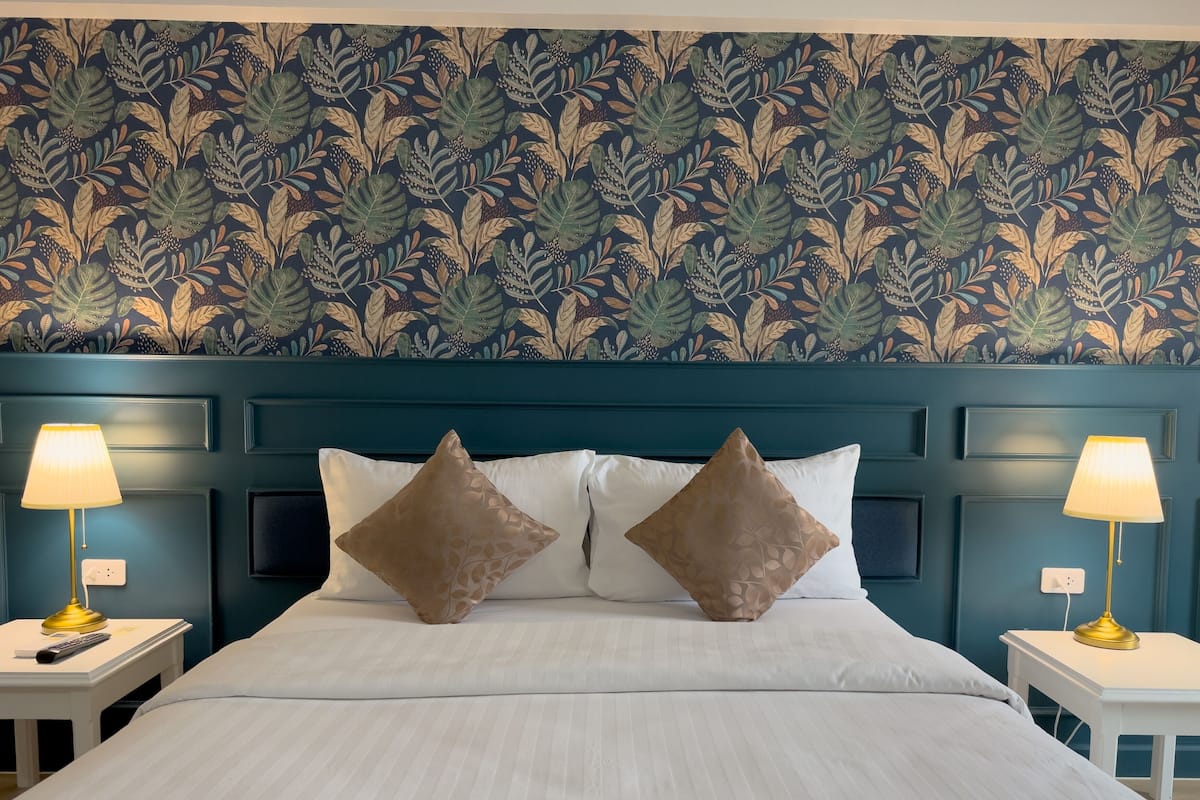 Superior Double Room | Minibar, blackout drapes, free WiFi, bed sheets