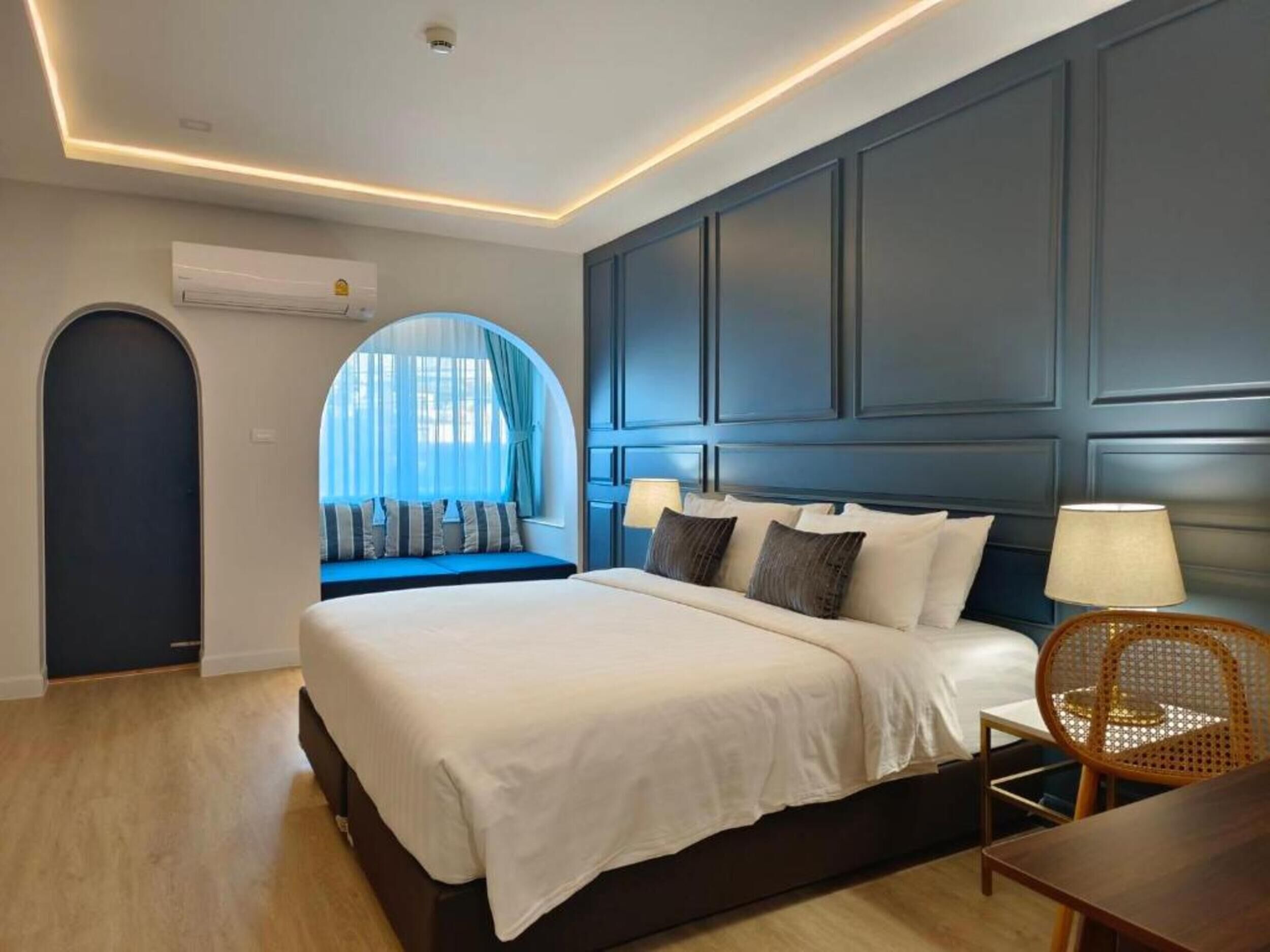 Deluxe Double Room | Minibar, blackout drapes, free WiFi, bed sheets