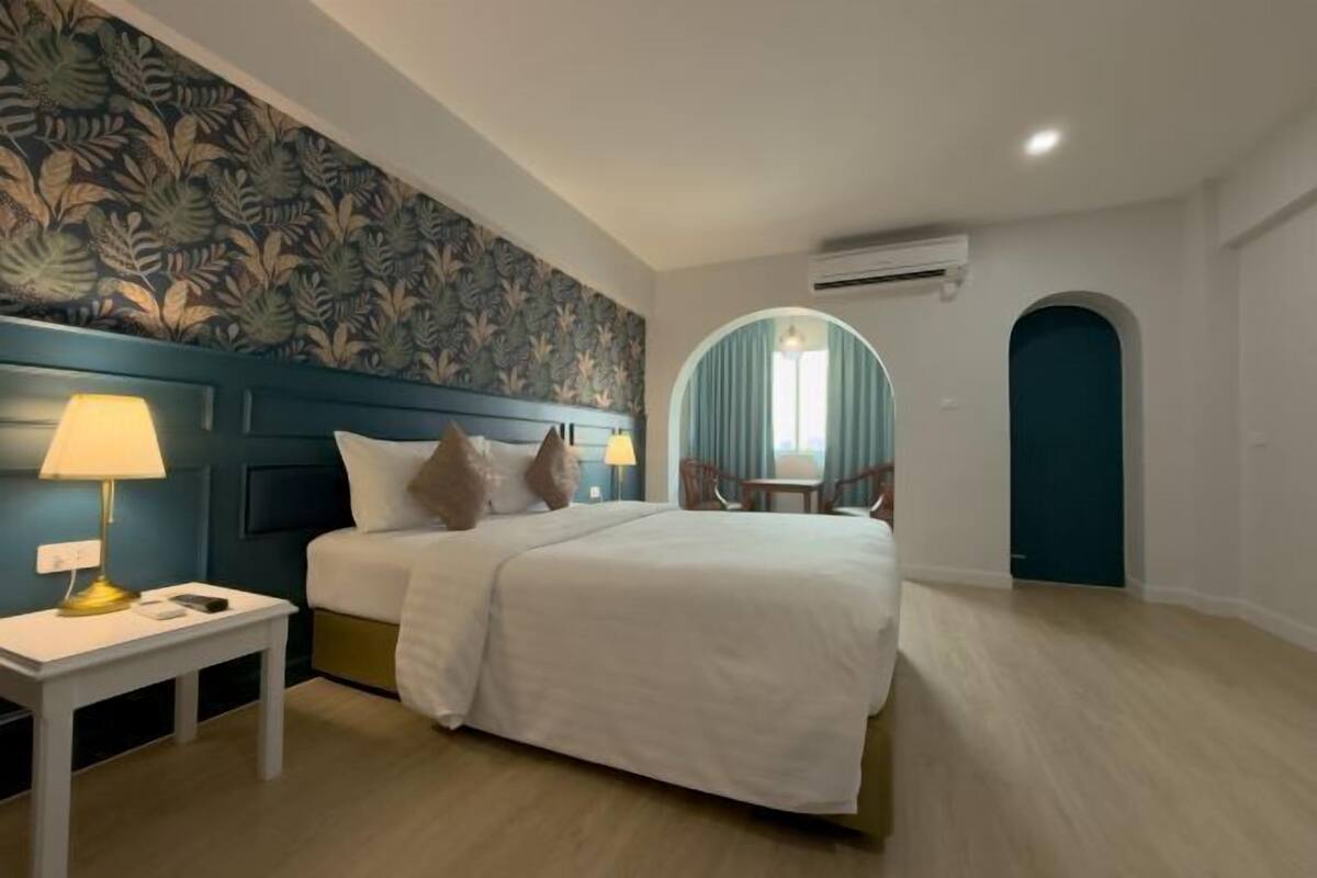 Minibar, blackout curtains, free WiFi, bed sheets