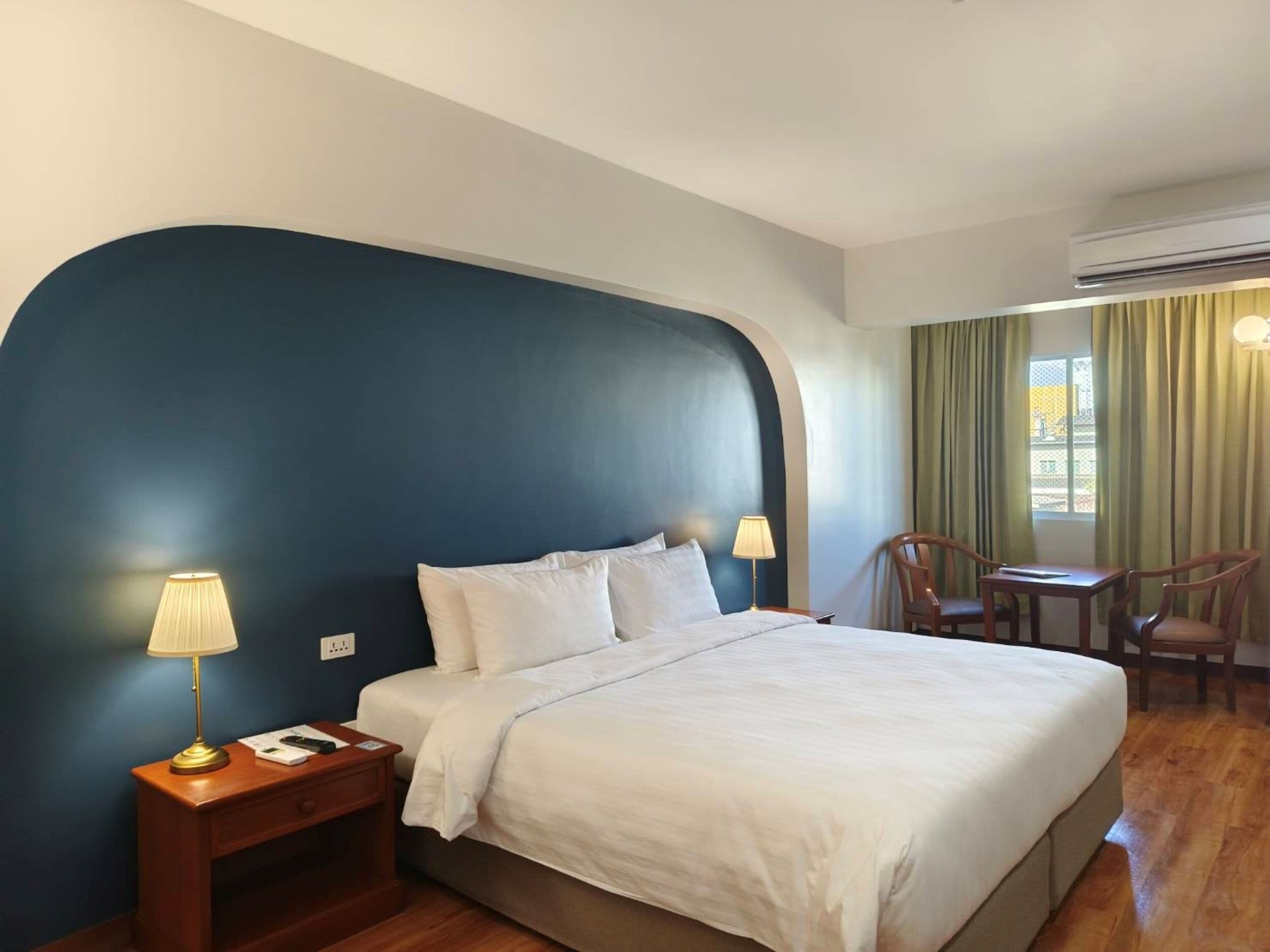 Standaard tweepersoonskamer | Een minibar, verduisterende gordijnen, gratis wifi, beddengoed