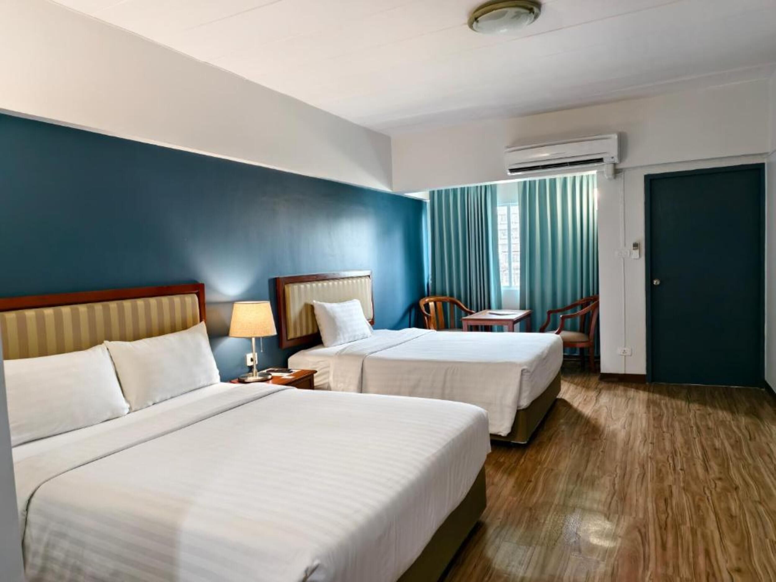 Standard Twin Room | Minibar, blackout drapes, free WiFi, bed sheets