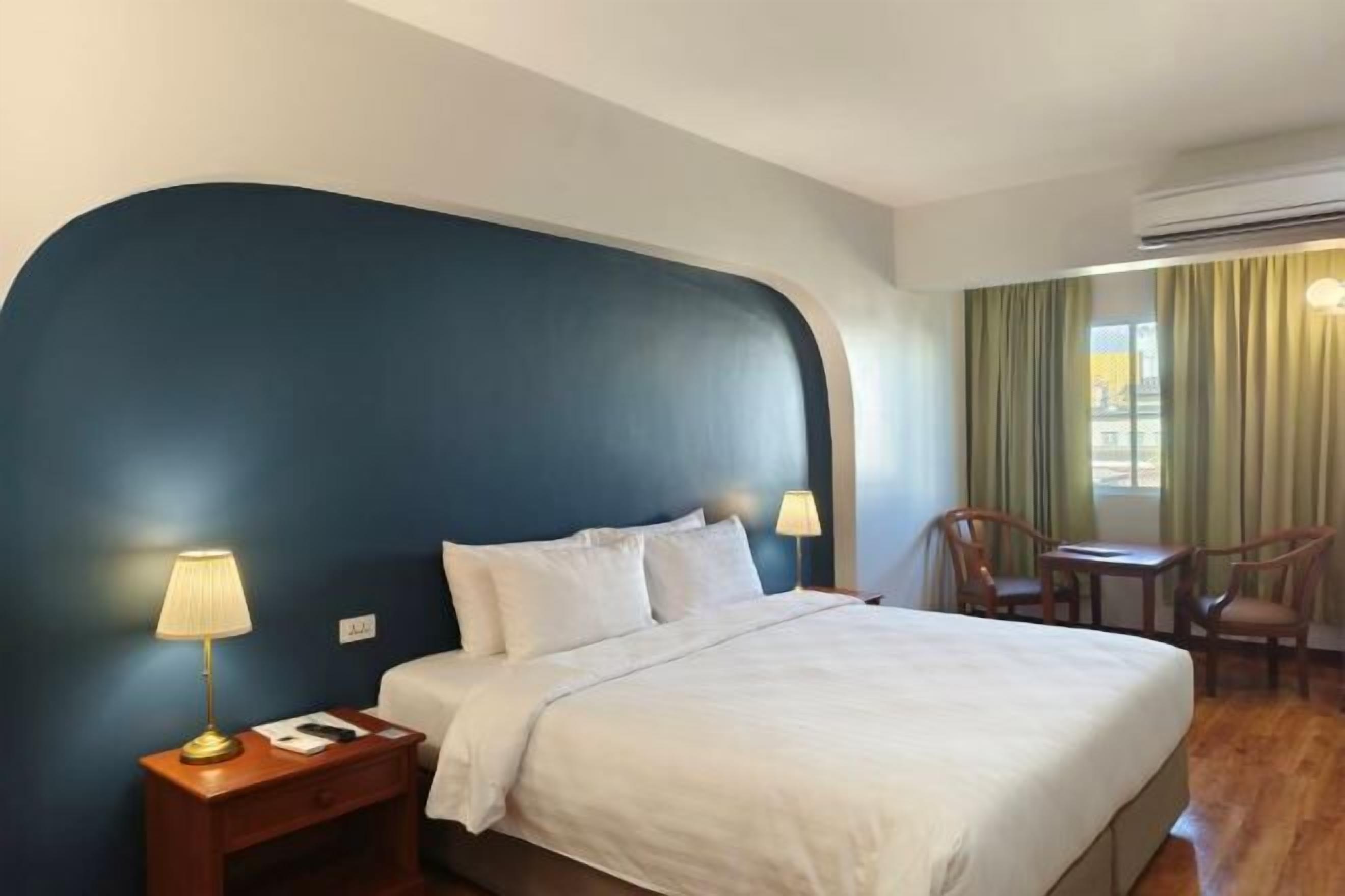 Minibar, blendingsgardiner, wi-fi (inkludert) og sengetøy