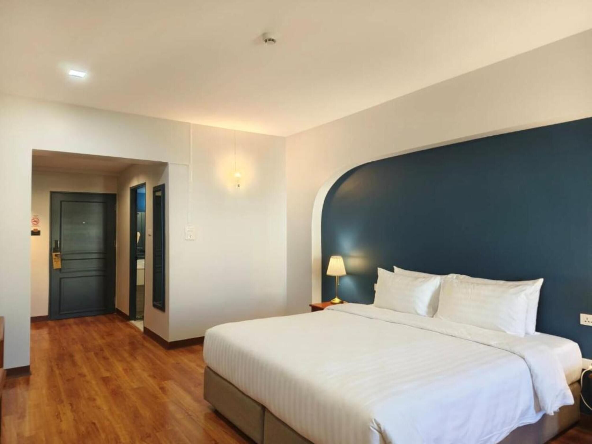 Standard Double Room | Minibar, blackout drapes, free WiFi, bed sheets