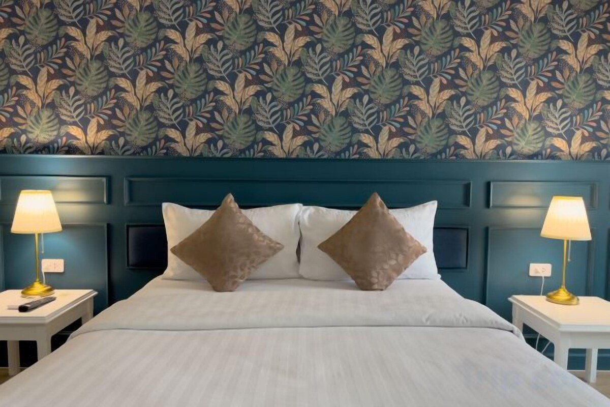 Minibar, blackout drapes, WiFi (free), bed sheets