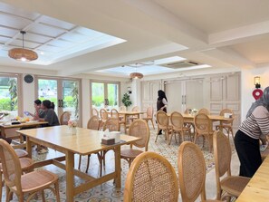 Serveert ontbijt, lunch, diner, Thaise gerechten