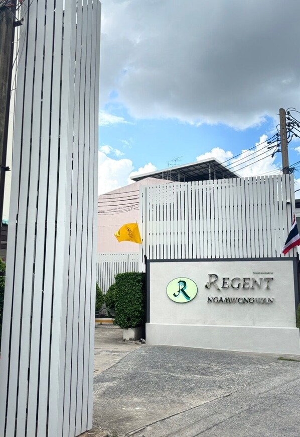 Front of property - Regent Ngamwongwan (Nonthaburi)