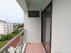 Superior Quadruple Room | Free WiFi, bed sheets - Regent Ngamwongwan (Nonthaburi)