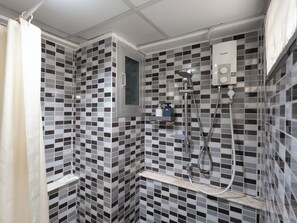 Superior Twin Room | Bathroom | Shower, free toiletries, towels, soap - Regent Ngamwongwan (Nonthaburi)