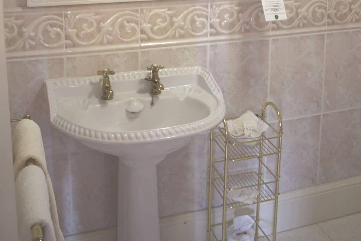 double room, 1 king bed, jetted tub (four poster) | bathroom | towels