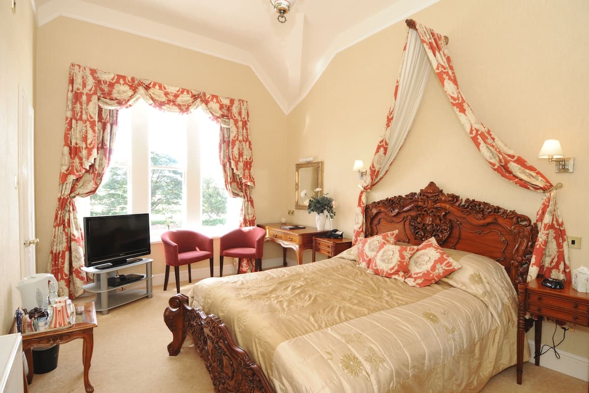 Double Room, 1 King Bed (King Size Double with ½ corona) | Desk, blackout drapes, iron/ironing board, WiFi (free)