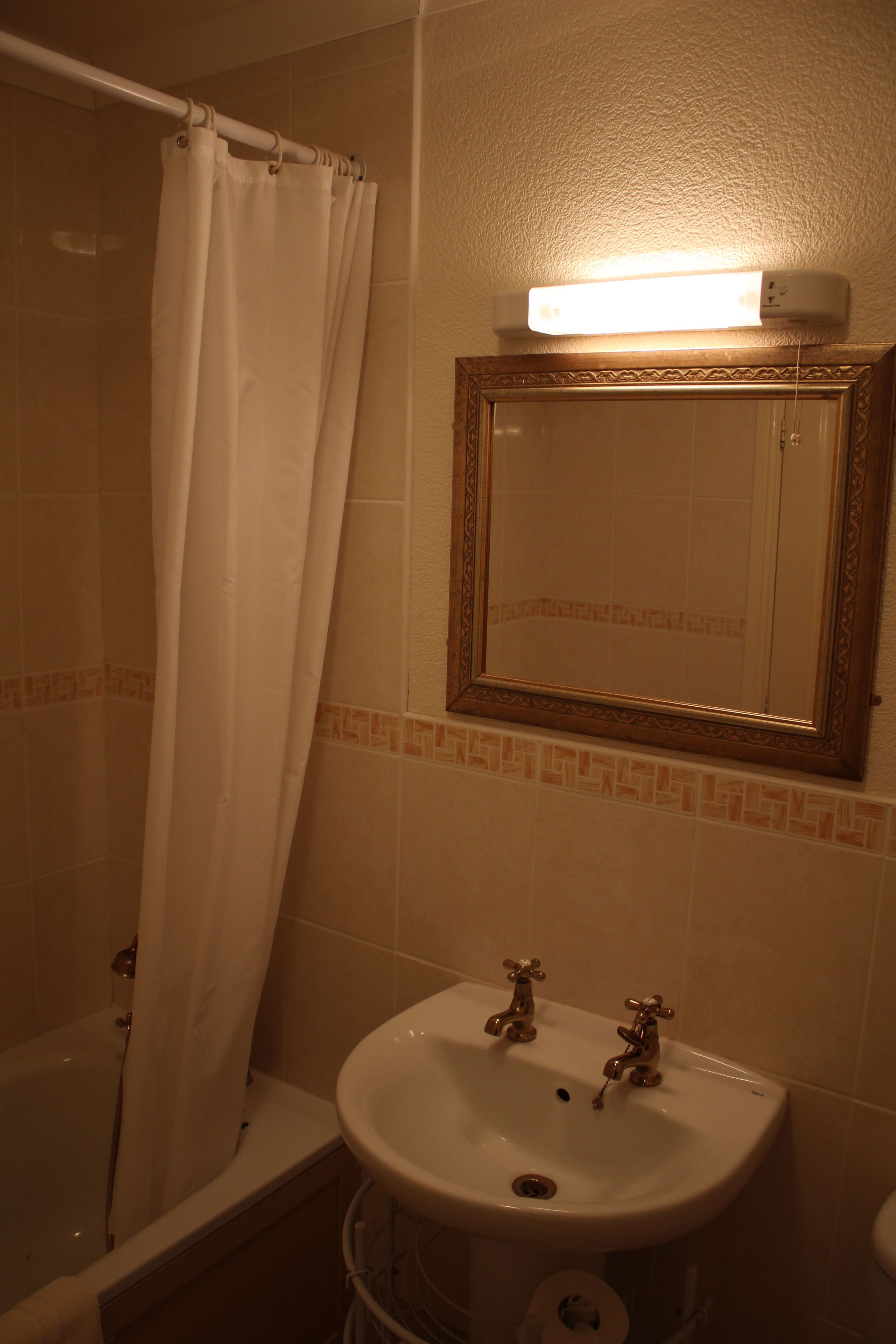 standard double or twin room | bathroom | towels