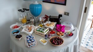 Ein Frühstücksbuffet mit verschiedenen Speisen und Beilagen.