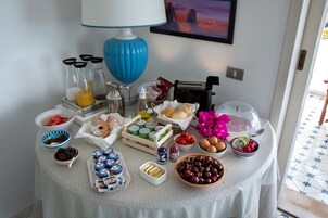 Un bufé de desayuno con diversos alimentos y acompañamientos.