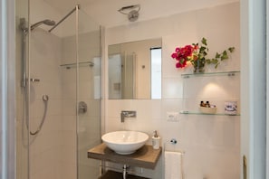Triple Room, Terrace | Bathroom | Shower, free toiletries, hair dryer, slippers - Riolinciano14 B&B (Anacapri)