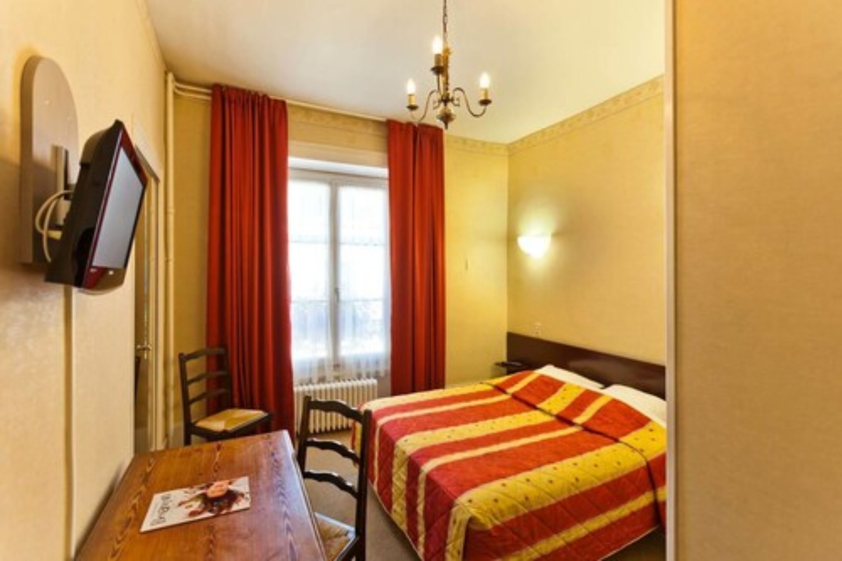 standard double room (douche) | in-room safe, desk, bed sheets