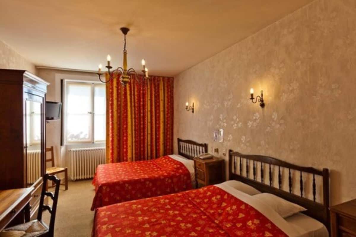 Coffres-forts dans les chambres, bureau, draps fournis