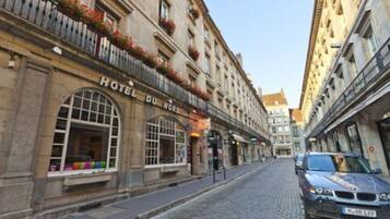Vista de la calle del Hotel Du Nord, con un camino adoquinado y arquitectura europea clásica.