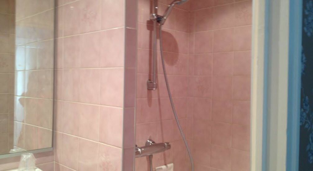 standard double room (douche) | bathroom shower