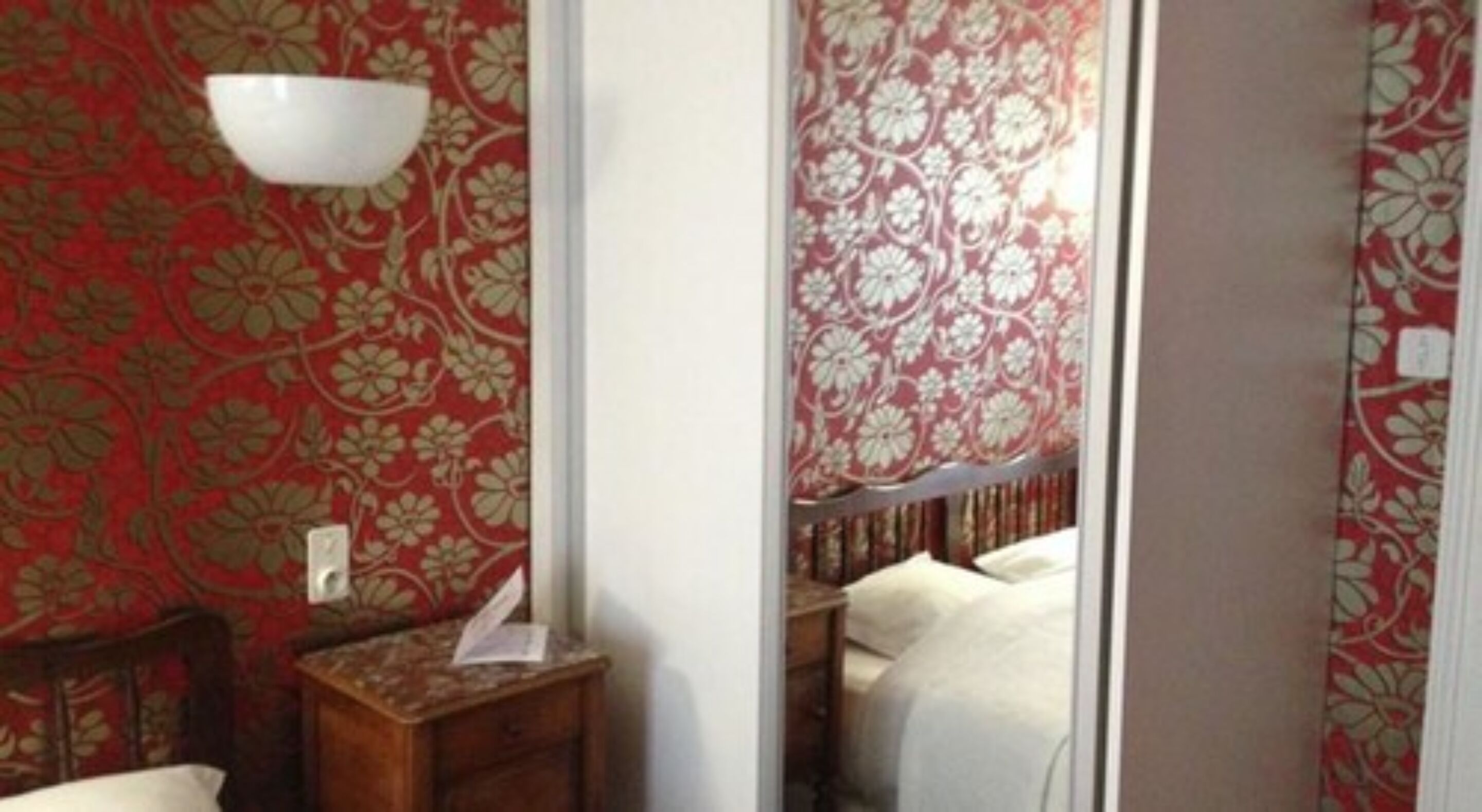 standard double room (douche) | in-room safe, desk, bed sheets