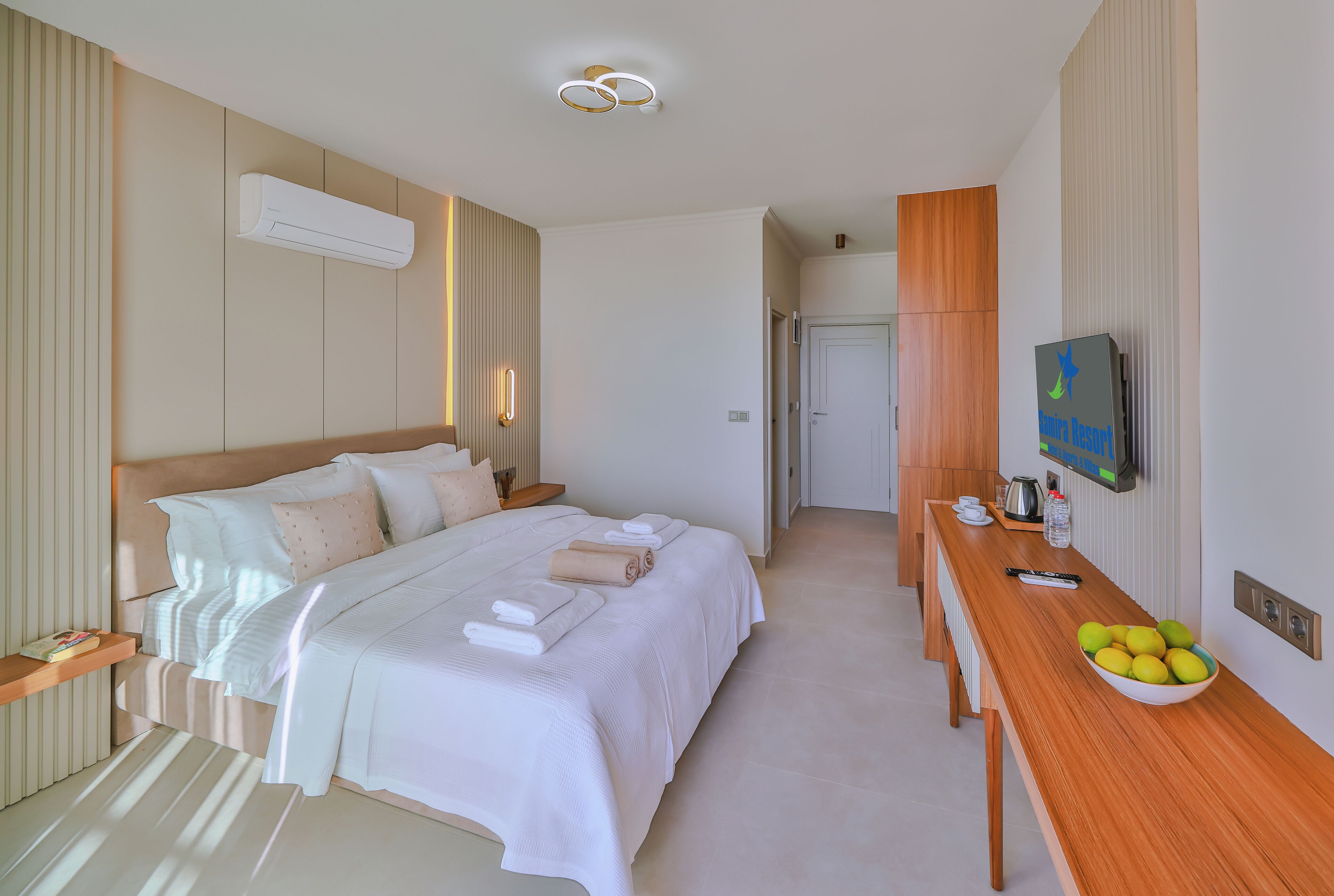 Dobbelt- eller tomannsrom – deluxe, resort-utsikt | Minibar, skrivebord og sengetøy