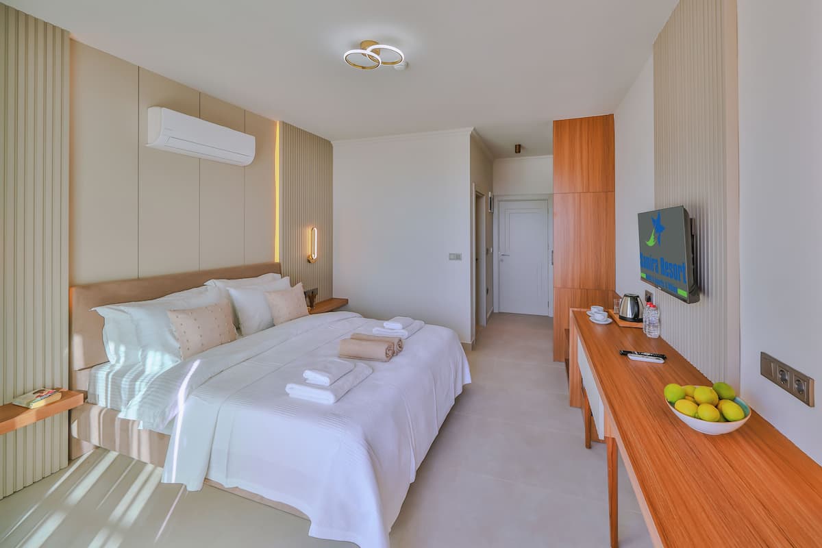 Dobbelt- eller tomannsrom – deluxe, resort-utsikt | Minibar, skrivebord og sengetøy