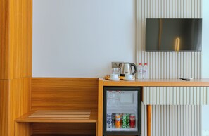 Minibar, bureau, literie fournie