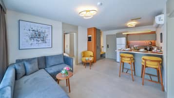 Apartamento de lujo, 2 habitaciones | Minibar, escritorio, ropa de cama