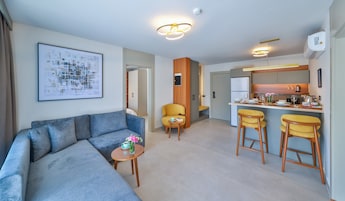 Apartamento de lujo, 2 habitaciones | Minibar, escritorio, ropa de cama