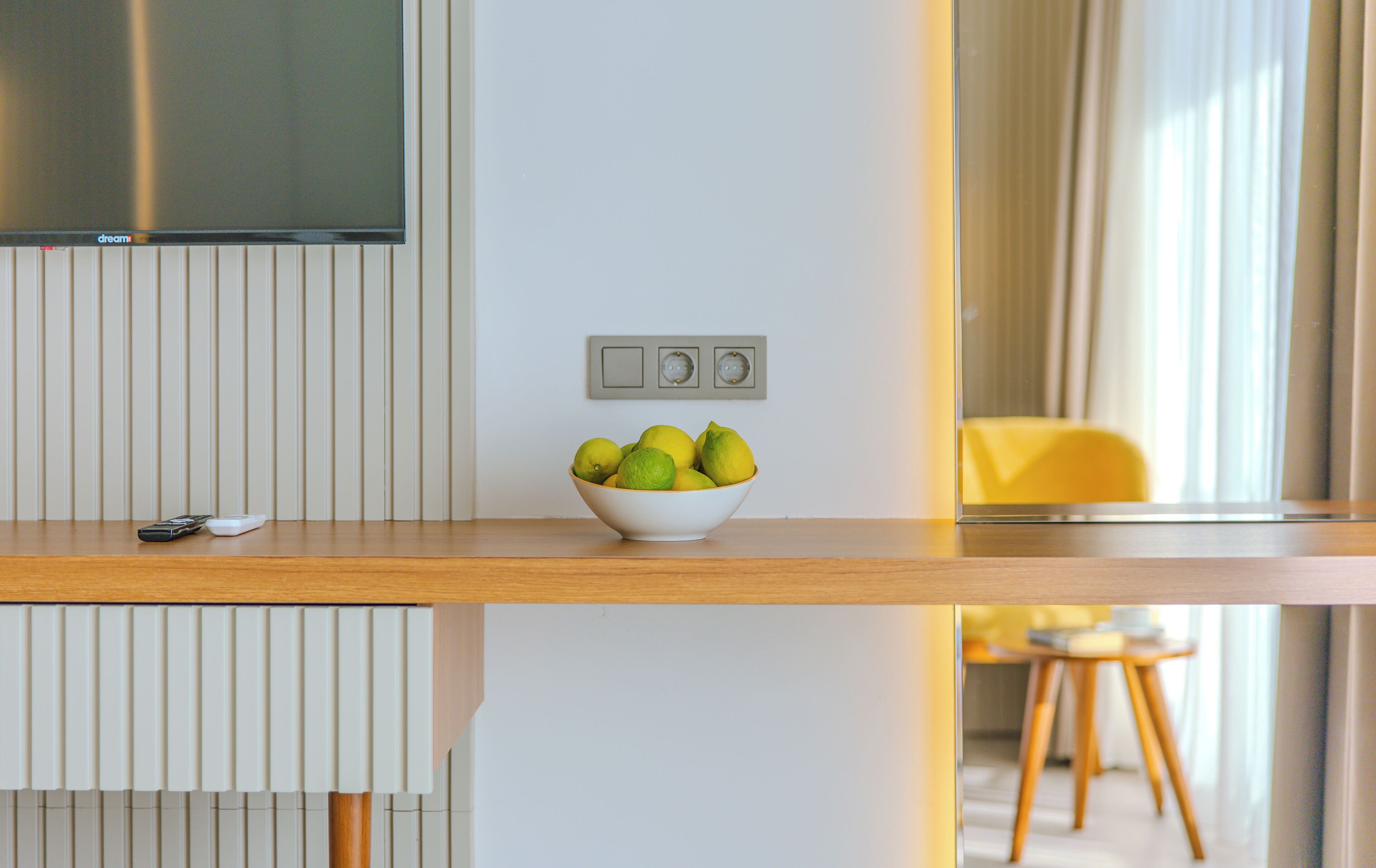 迷你吧、办公桌、床单