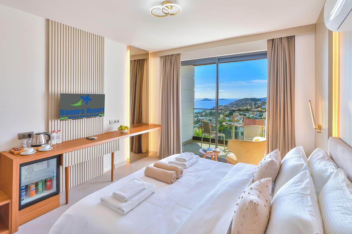 Dobbelt- eller tomannsrom – deluxe, sjøutsikt | Minibar, skrivebord og sengetøy