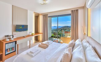 Minibar, escritorio y ropa de cama 