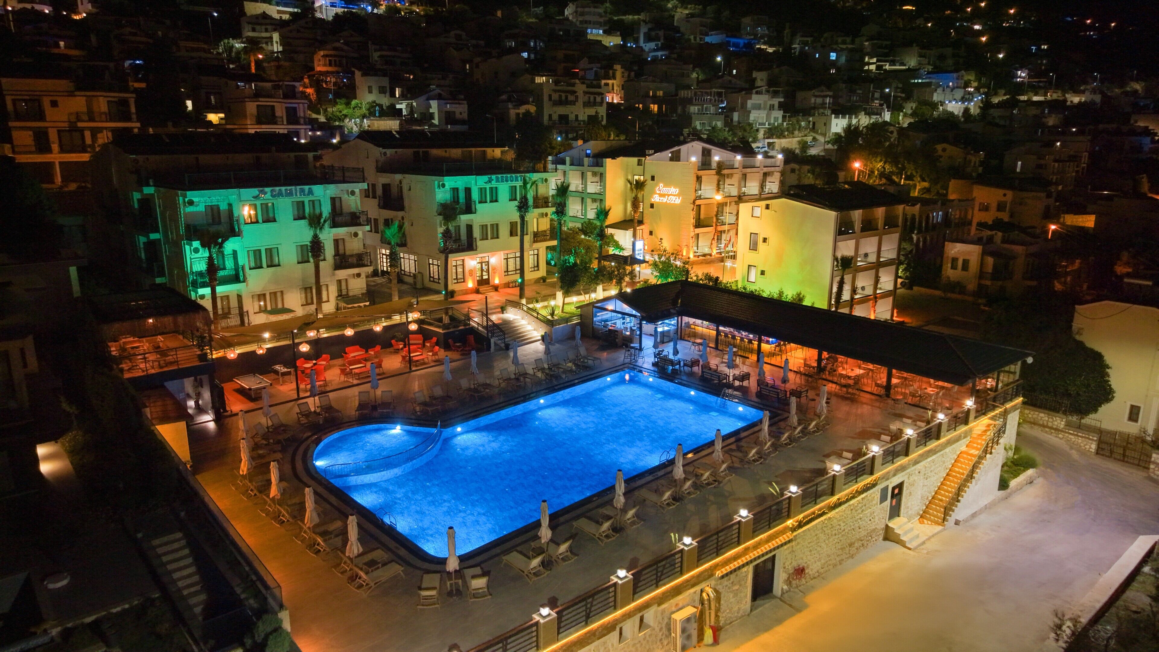 Un hôtel doté d’une piscine, d’un espace extérieur aménagé et offrant une vue sur le quartier environnant.