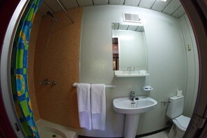 Douche, articles de toilette (gratuits), serviettes fournies