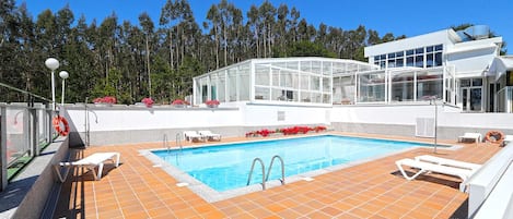 Una piscina al aire libre de temporada