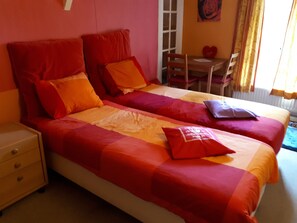 Chambre Standard avec lits jumeaux, salle de bains commune