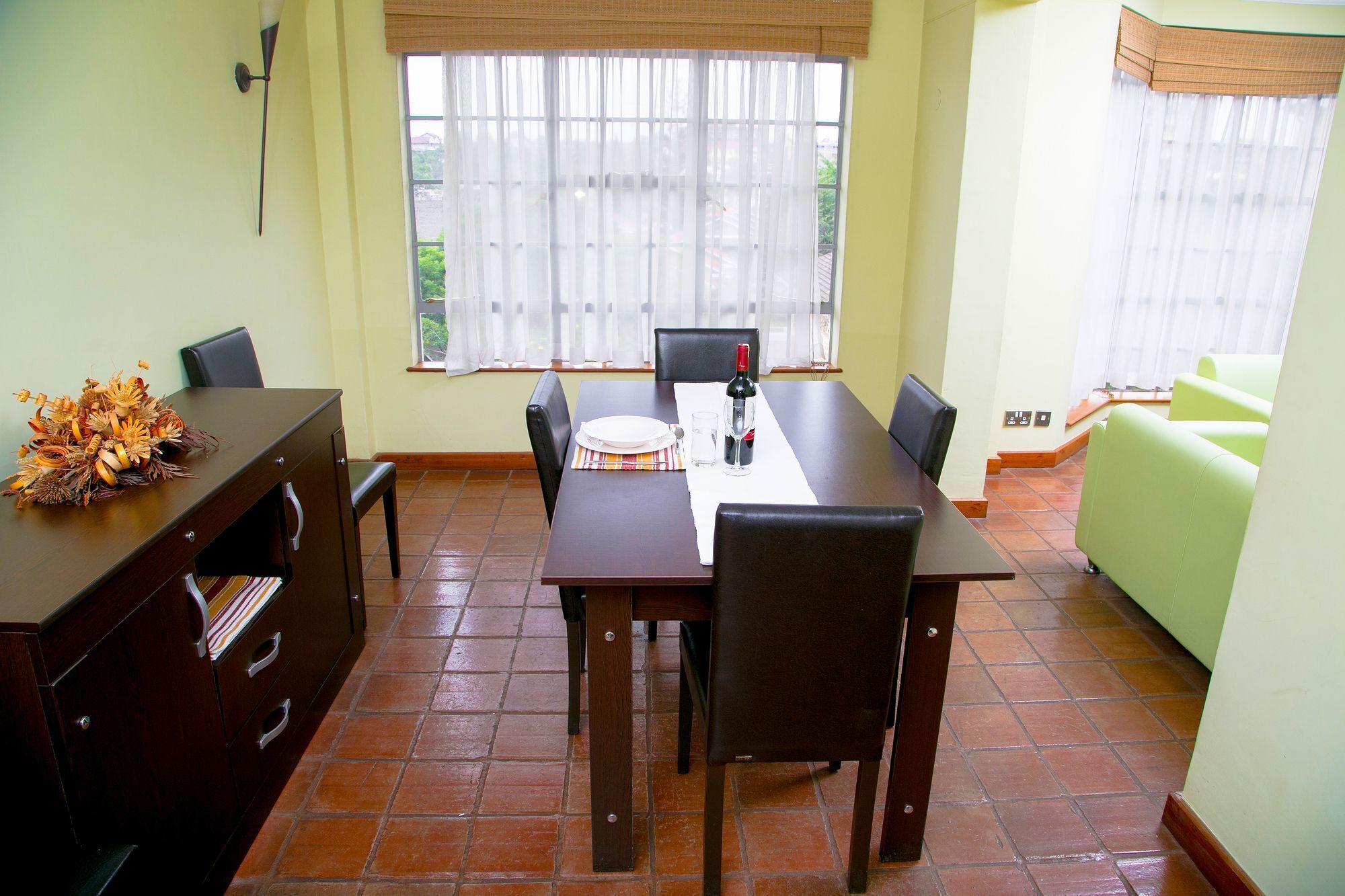 Café da manhã, almoço e jantar; culinária internacional 