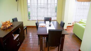 Se sirven desayunos, comidas, cenas y cocina internacional