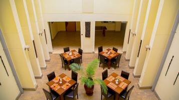 ์์นจ ์์ฌ, ์ ์ฌ ์์ฌ, ์ ๋
 ์์ฌ ์ ๊ณต, ์ธ๊ณ ์๋ฆฌ